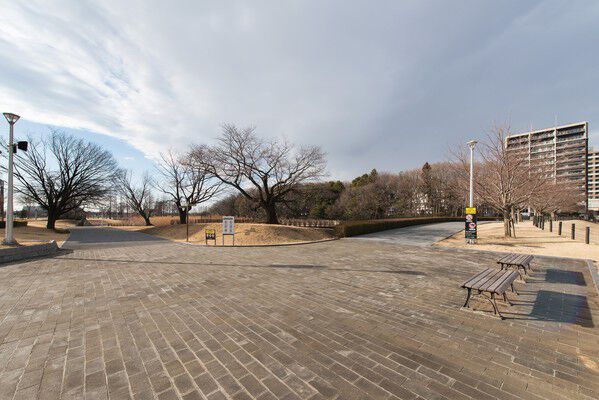 美しい芝生広場が広がる「研究学園駅前公園」まで約400m（徒歩5分）。		