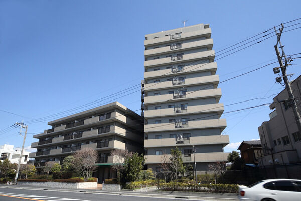 【大宮パークホームズ】左が西棟、右が南棟。その間にエントランスがあります。  