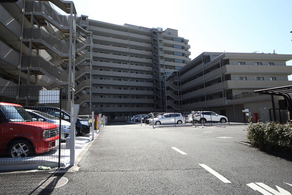 建物の北側には駐車場を完備。車専用の出入り口があります。