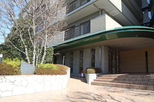 エントランスの屋根と植栽のグリーンがマッチ。