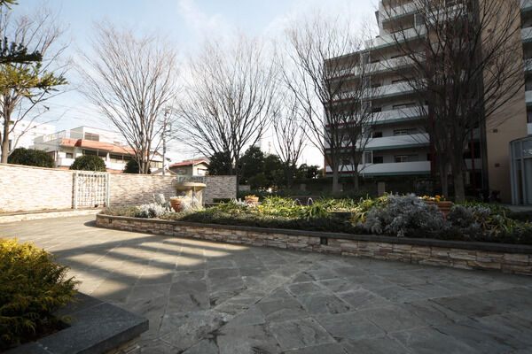 敷地内にある庭園。春は桜、秋は紅葉など四季折々の美しさが味わえます。