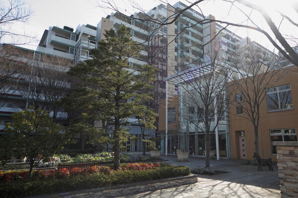 北方向から庭園と建物を望む。右にある茶色の建物は共用棟。