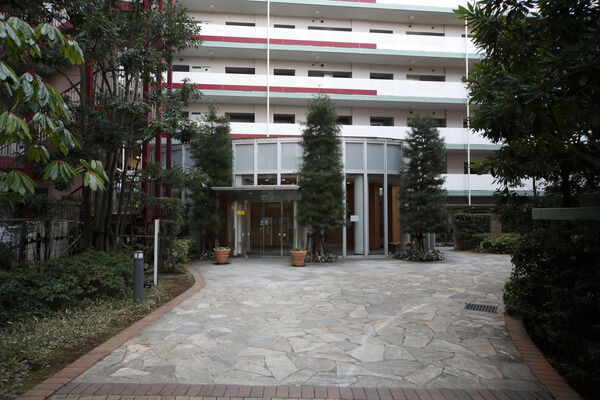 森の中の遊歩道のようなアプローチを通ってエントランスへ。