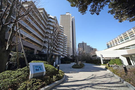 正面入口。ゆとりあるエントランスは住まいの風格を感じさせます。