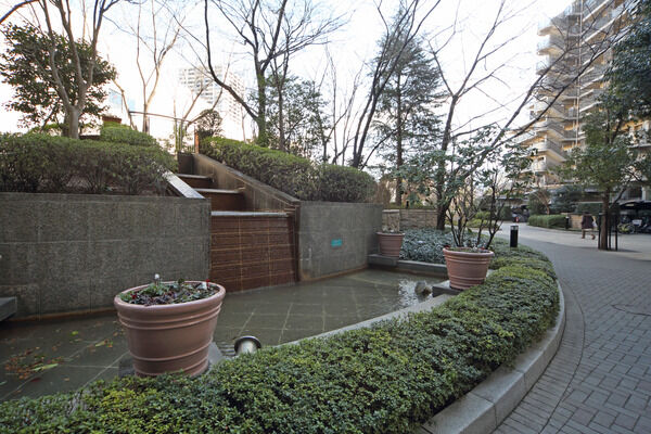 敷地内に整備された中庭は、心に潤いを与えてくれます。 敷地内に整備された中庭は、心に潤いを与えてくれます。