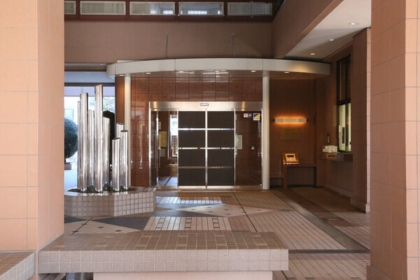 エレガントな雰囲気の広々としたエントランスが、住まう人の品格を表します。