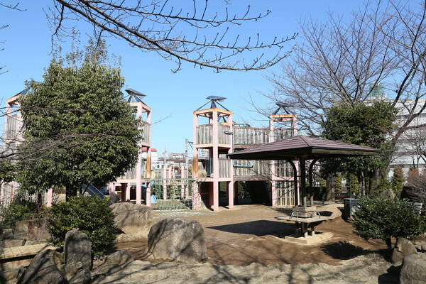 豊かな緑と、文化センターが併設されている「川口西公園」は約550m（徒歩7分）。