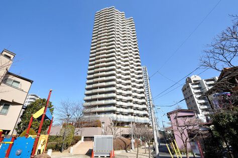 総戸数177戸。地上29階、地下2階建の堂々たるフォルム。 総戸数177戸。地上29階、地下2階建の堂々たるフォルム。
