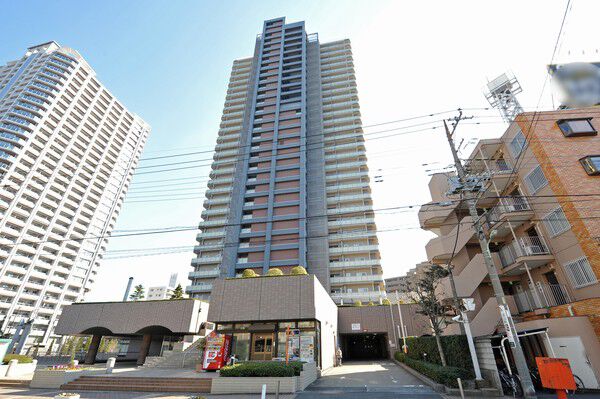 安全に配慮した歩車分離のアプローチ。ゲート付きの駐車場を敷地内に設置。 安全に配慮した歩車分離のアプローチ。ゲート付きの駐車場を敷地内に設置。