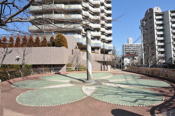 遊び心のあるデザインが目に楽しい、敷地内広場。 遊び心のあるデザインが目に楽しい、敷地内広場。