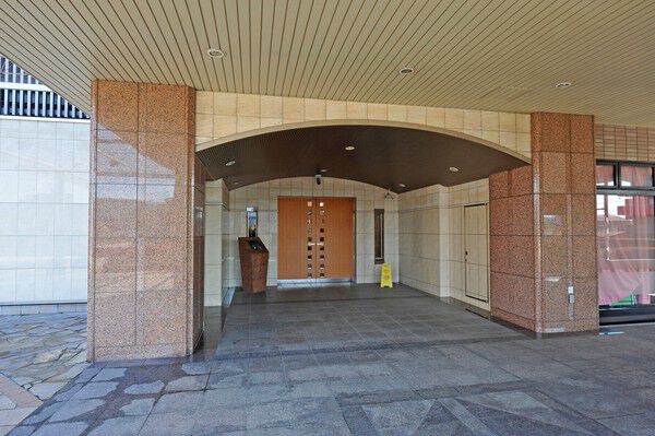 色調の異なる数種のタイルと自然石で贅沢な意匠をこらしたエントランス。 色調の異なる数種のタイルと自然石で贅沢な意匠をこらしたエントランス。