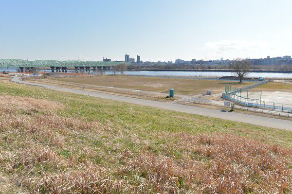 休日の息抜きやレジャーで賑わう「荒川運動公園」約660m （徒歩9分）。