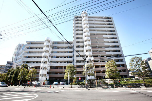 北側から見た「パークサイド」全景。通りから駐車場への動線もスムーズです。