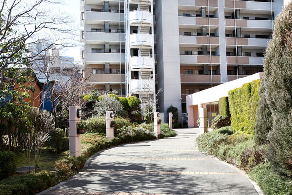 緩やかなカーブを描き、遊歩道をイメージさせるアプローチ。