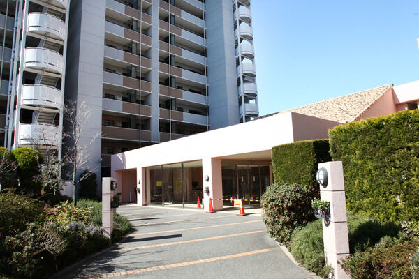 住戸から独立したエントランスはロビーも広々。格調高い存在感があります。