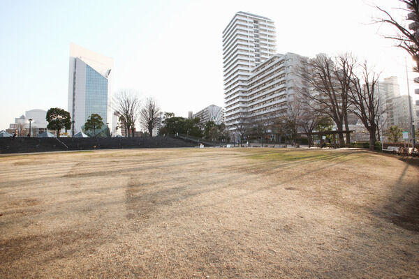 広々とした芝生や四季の草花、小川などがある「川口西公園」は、約30m（徒歩1分）。