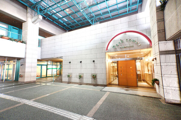 吹き抜けのアトリウムを抜け、美術館を彷彿とさせる広々としたエントランスホール。