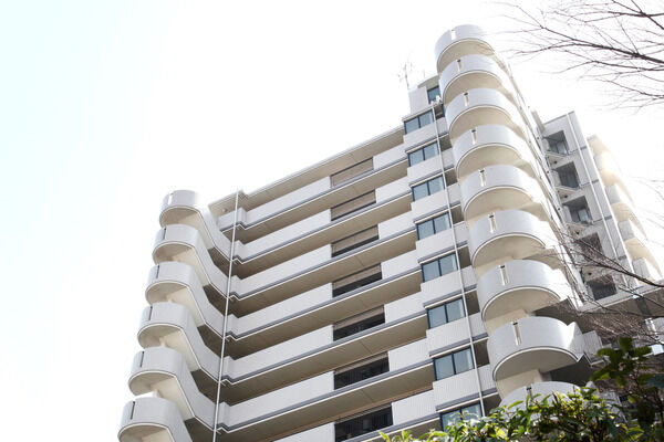 【川口中青木パークホームズ】街の景観に溶け込む穏やかなウォームグレーのタイル貼りの外壁。