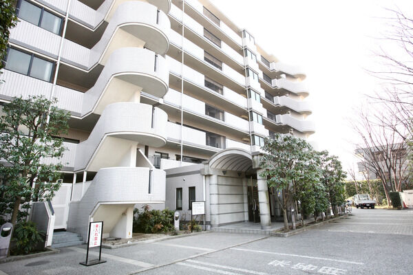 ゆとりと品格が漂う、緑に囲まれた雁行型のアプローチ。