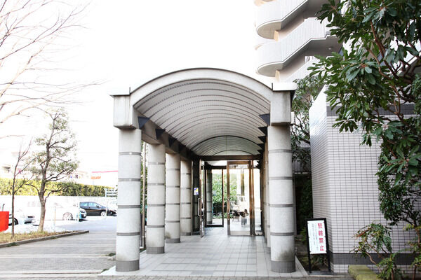 優雅に重厚でいて、人をあたたかくお迎えするエントランス。