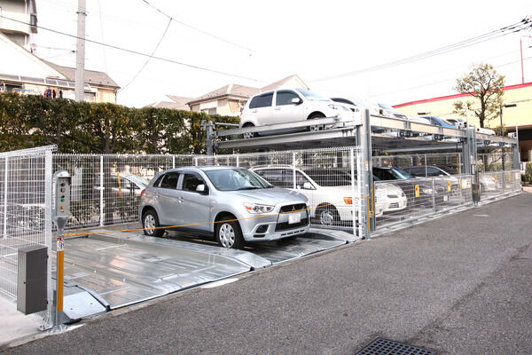 64台分の機械式駐車場と、100台分の駐輪場を完備。
