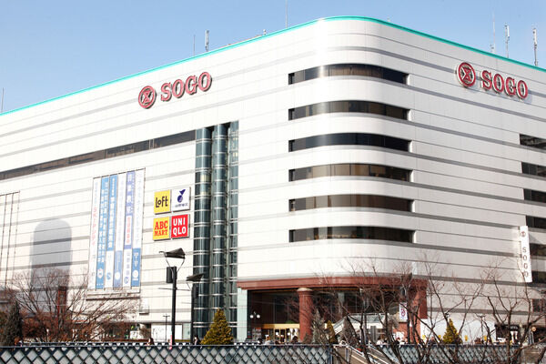 ショッピングエリアを通り抜けて「そごう川口店」まで約880ｍ（徒歩11分）。