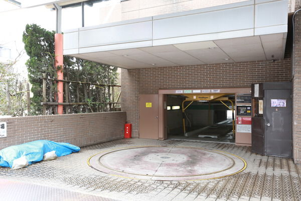 敷地内には150台分の駐車場、442台分の自転車置き場を用意。 敷地内には150台分の駐車場、442台分の自転車置き場を用意。