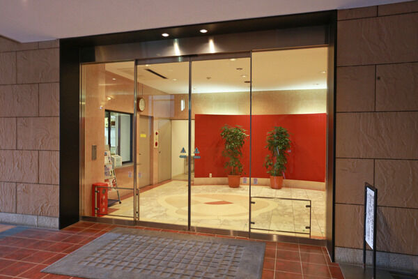 美しさと使いやすさが同居した気品あるエントランス。 美しさと使いやすさが同居した気品あるエントランス。