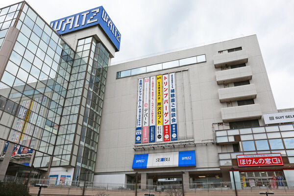お買いものに便利な「西武百貨店WALTZ」まで約740m（徒歩10分）。