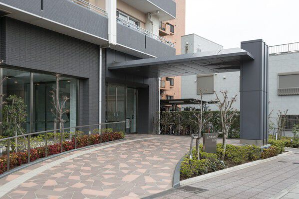 エントランスアプローチ沿いに四季の彩りを伝えるウェルカムガーデンのしつらえ。		