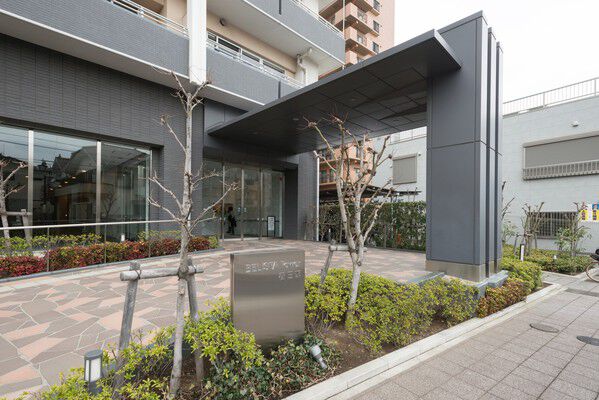 タワーの足元に美しいランドスケープを備えたエントランス。		