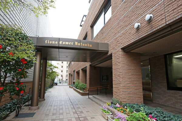 アースカラーの壁面に映える鮮やかな植栽が、訪れる人を迎えます。