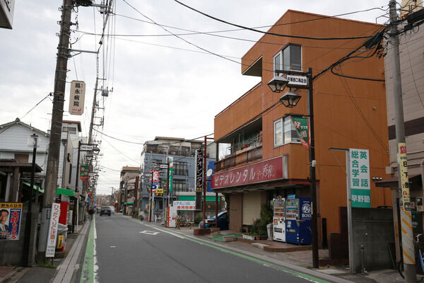 谷塚駅西口の「谷塚駅西口商店街」は、約320m（徒歩4分）。