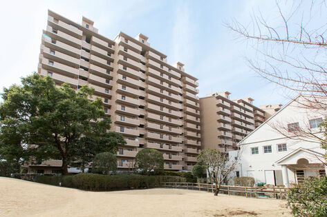 「ヴィルフォーレ稲毛」の外観。目の前には芝生公園が広がります。