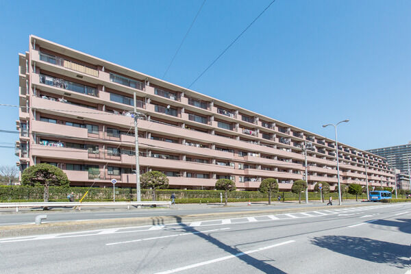 【千葉みなとガーデンパーク】地上7階建。落ち着きと、高級感あふれるタイル貼り。