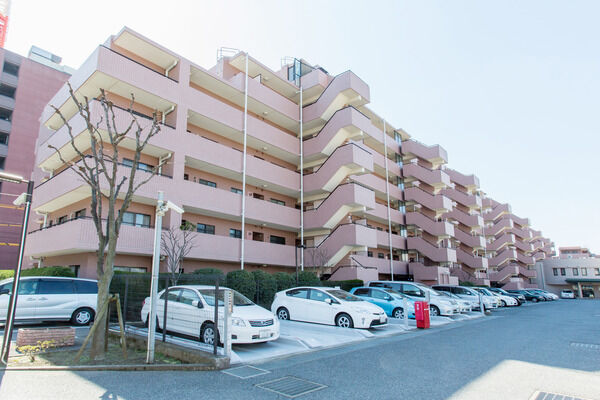 歩行者と車の動線を分離した、126台分の駐車場が設置されています。