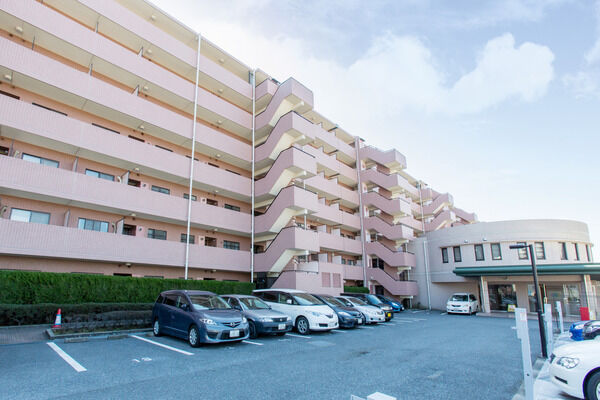 ワンボックスカーなど駐車できる、平面タイプの駐車場。