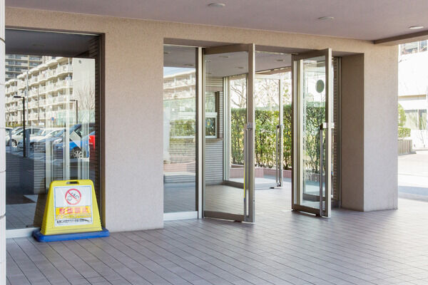 格調と気品に満ちたエントランス前は、庇が広く雨の日も車の乗り降りがスムーズ。