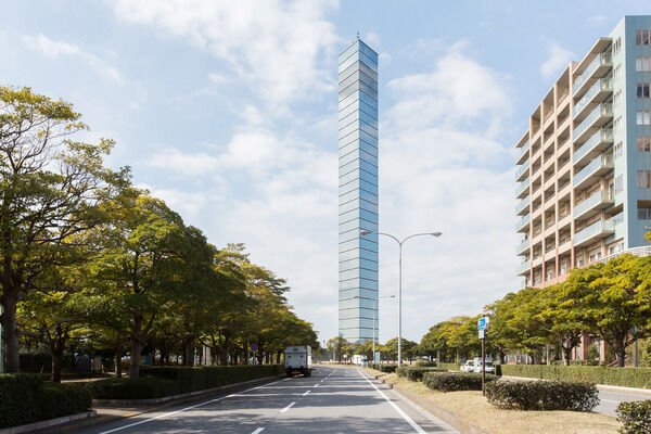 ポートタワーがそびえる「千葉ポートパーク」は、約1,400m(徒歩18分）。