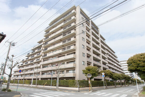 【稲毛海岸パークホームズ】海と街の間に位置するＬ字型の角を真南に立地するシンボリックな佇まい。