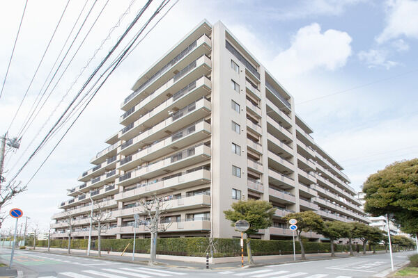 【稲毛海岸パークホームズ】高級感を演出するタイル貼り3層構造の外観。
