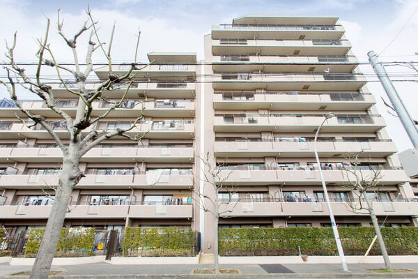 【稲毛海岸パークホームズ】住まいに光と風をまるごと採り込むことを考え、眺望に配慮された住居配棟。