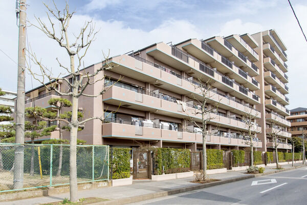 【稲毛海岸パークホームズ】全戸南向きに配した住まいは、柱を外にした構造。スクエアな空間が確保されています。