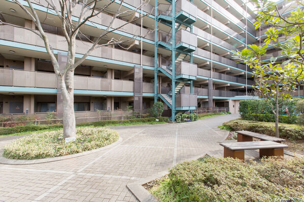 樹木や四季折々の花の香りで彩られた緑のアプローチガーデン。