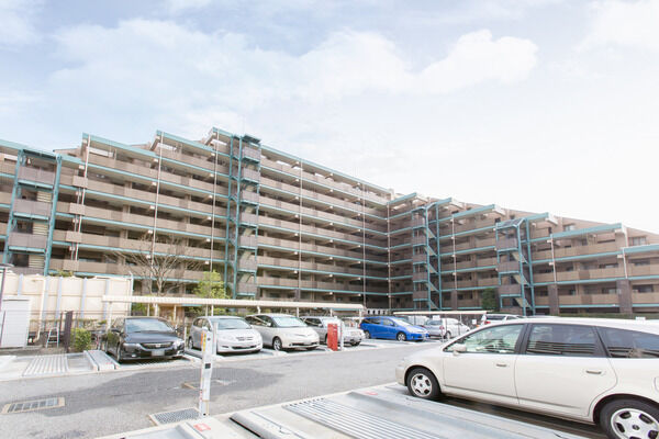 機械式99台の他、車高の高い車に対応できる平面駐車場を22台設置。