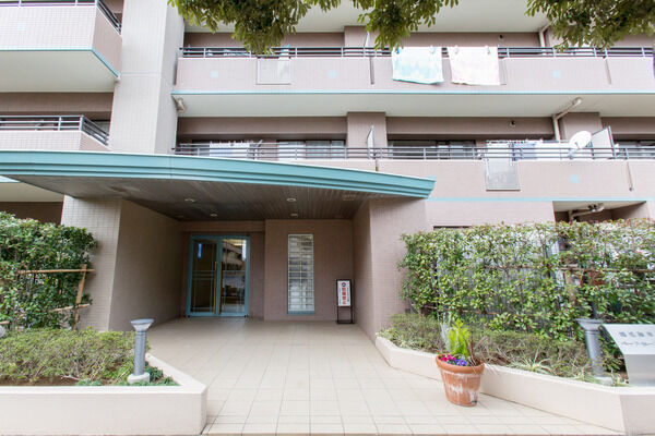 エントランスには留守がちのご家庭に嬉しい「宅配ロッカー」が設置されています。