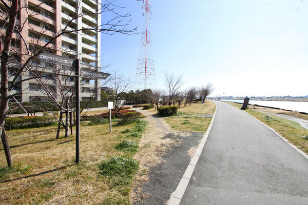 サイクリングロード・遊歩道など、マンションから歩いてすぐの場所にあります。