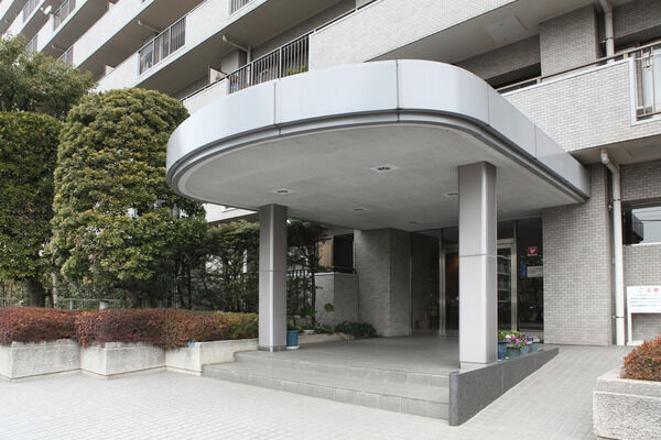 L字型の住棟における格住戸への動線を考慮し、エントランスはL字のコーナー部へ。 L字型の住棟における格住戸への動線を考慮し、エントランスはL字のコーナー部へ。