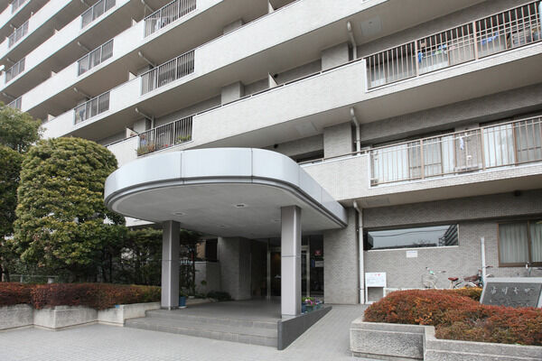 格調高いエントランスには、オートロックを設置。セキュリティにも配慮されています。 格調高いエントランスには、オートロックを設置。セキュリティにも配慮されています。