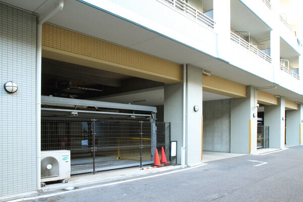 敷地内に設置されている機械式自動車専用駐車場。 敷地内に設置されている機械式自動車専用駐車場。